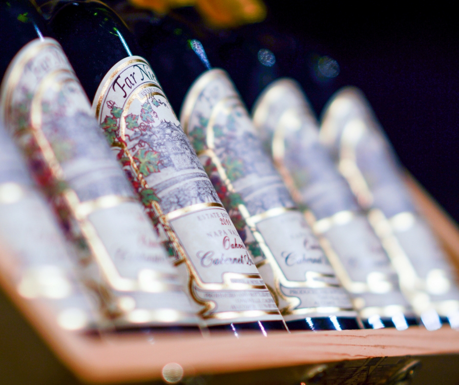 six bottle of sine presented in a wooden box up close